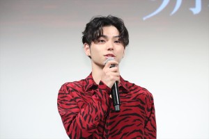 『ある船頭の話』完成披露試写会に登場した村上虹郎