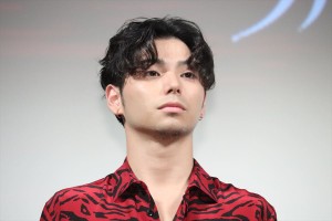 『ある船頭の話』完成披露試写会に登場した村上虹郎