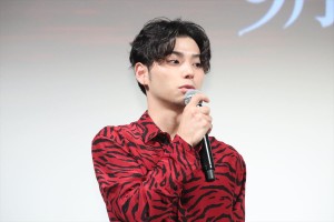『ある船頭の話』完成披露試写会に登場した村上虹郎