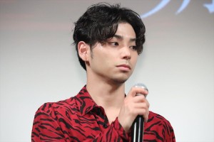 『ある船頭の話』完成披露試写会に登場した村上虹郎