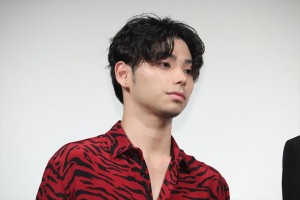 『ある船頭の話』完成披露試写会に登場した村上虹郎