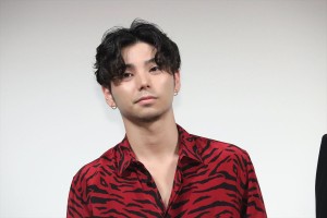 『ある船頭の話』完成披露試写会に登場した村上虹郎