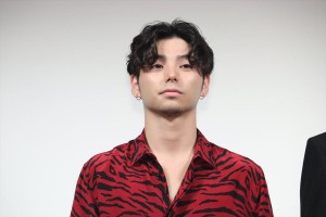 『ある船頭の話』完成披露試写会に登場した村上虹郎