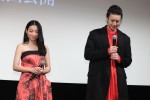 （左から）『ある船頭の話』完成披露試写会に登場した川島鈴遥、オダギリジョー監督