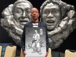 芸能人バキ化プロジェクト コラボビジュアルを持つ小峠英二