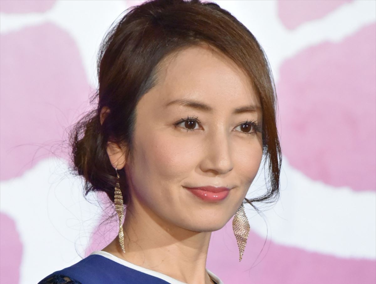 矢田亜希子「今日は息子の学校へ！」 美しすぎるママの日常の一コマに反響