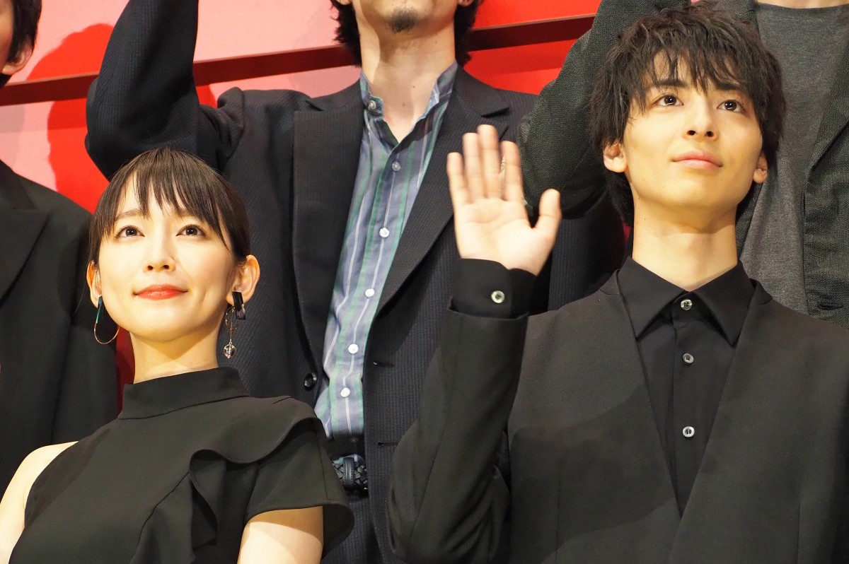 吉岡里帆＆高杉真宙、共演“犬”がマイクを狙うハプニングに爆笑