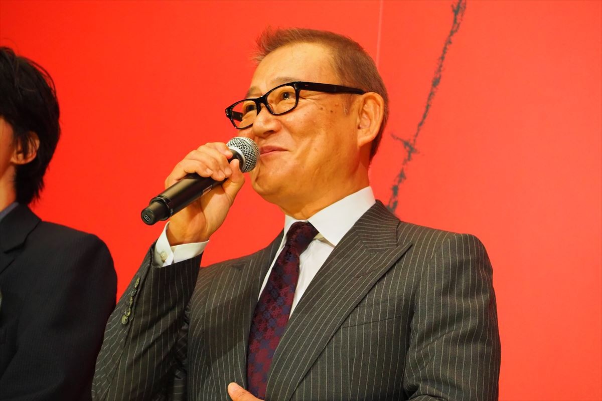 吉岡里帆＆高杉真宙、共演“犬”がマイクを狙うハプニングに爆笑