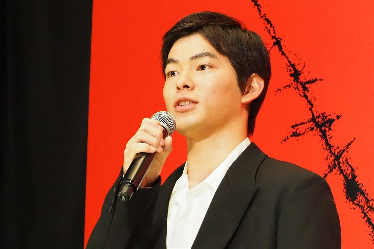 吉岡里帆＆高杉真宙、共演“犬”がマイクを狙うハプニングに爆笑