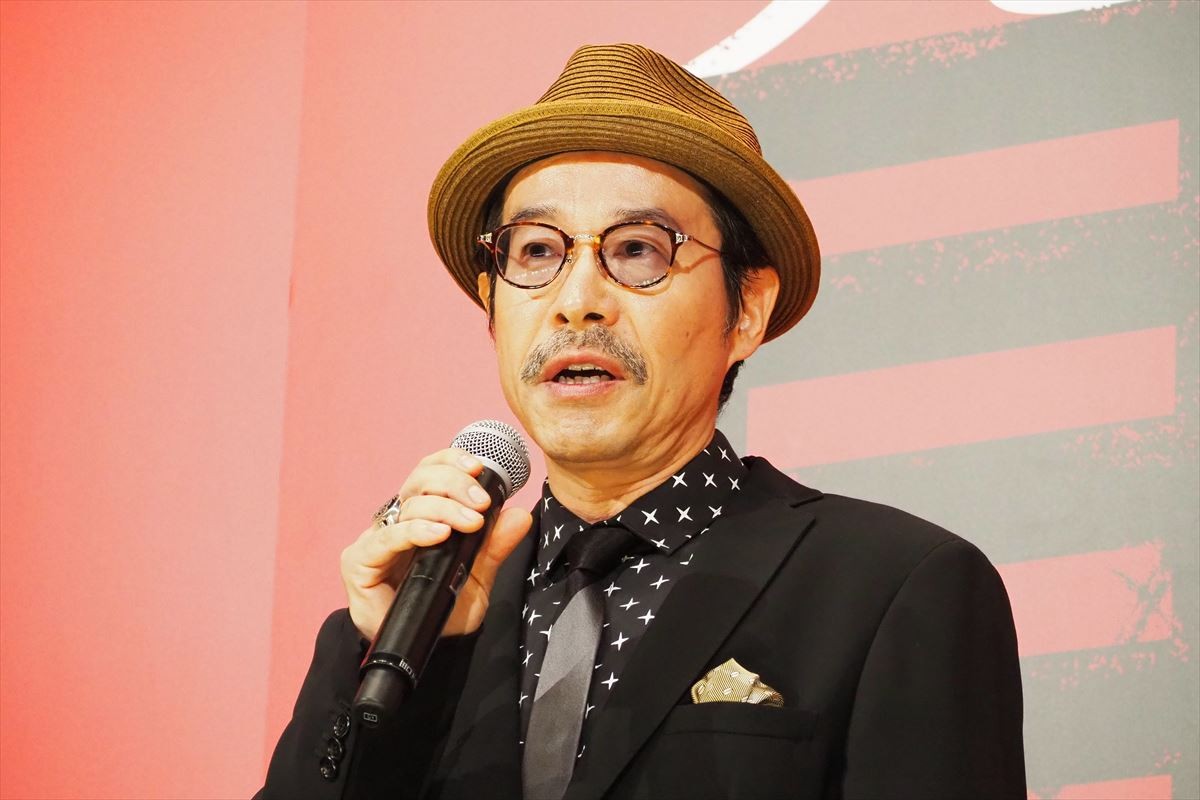 吉岡里帆＆高杉真宙、共演“犬”がマイクを狙うハプニングに爆笑