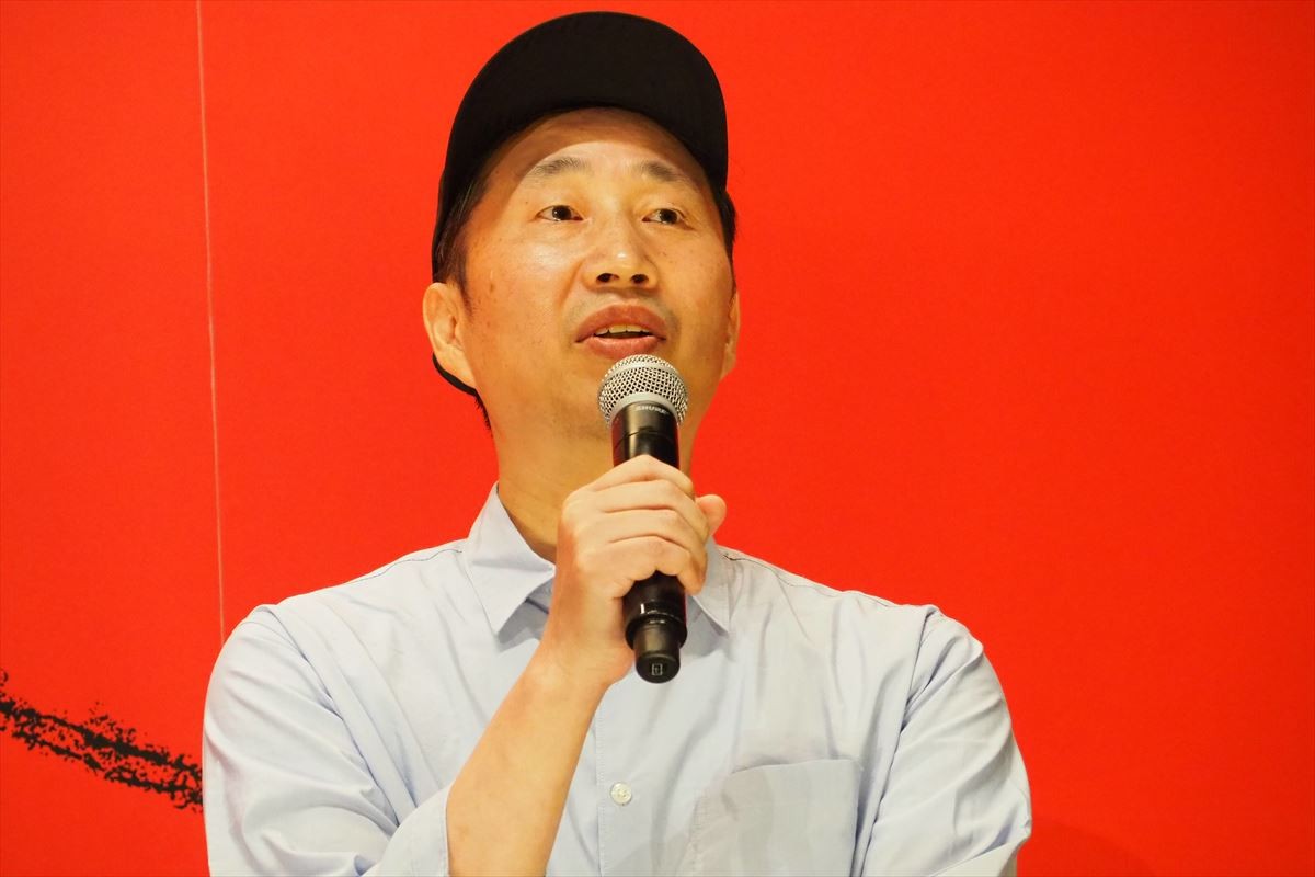 吉岡里帆＆高杉真宙、共演“犬”がマイクを狙うハプニングに爆笑