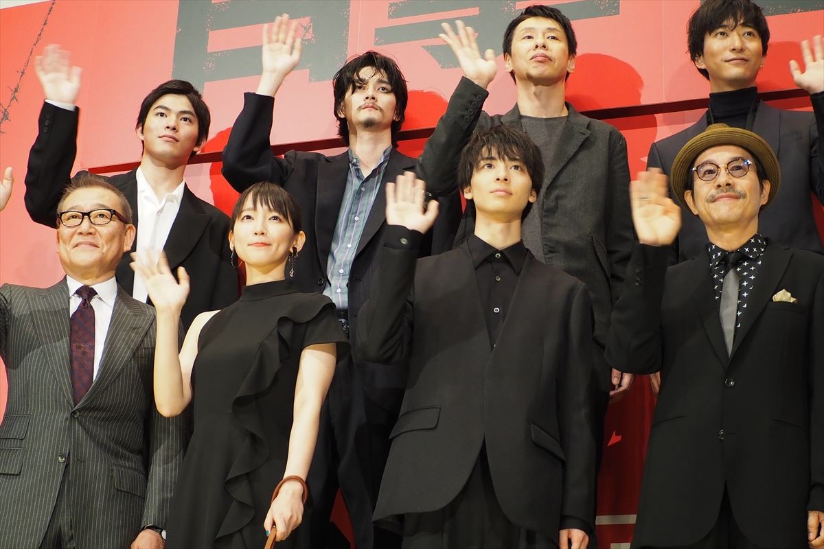 吉岡里帆＆高杉真宙、共演“犬”がマイクを狙うハプニングに爆笑