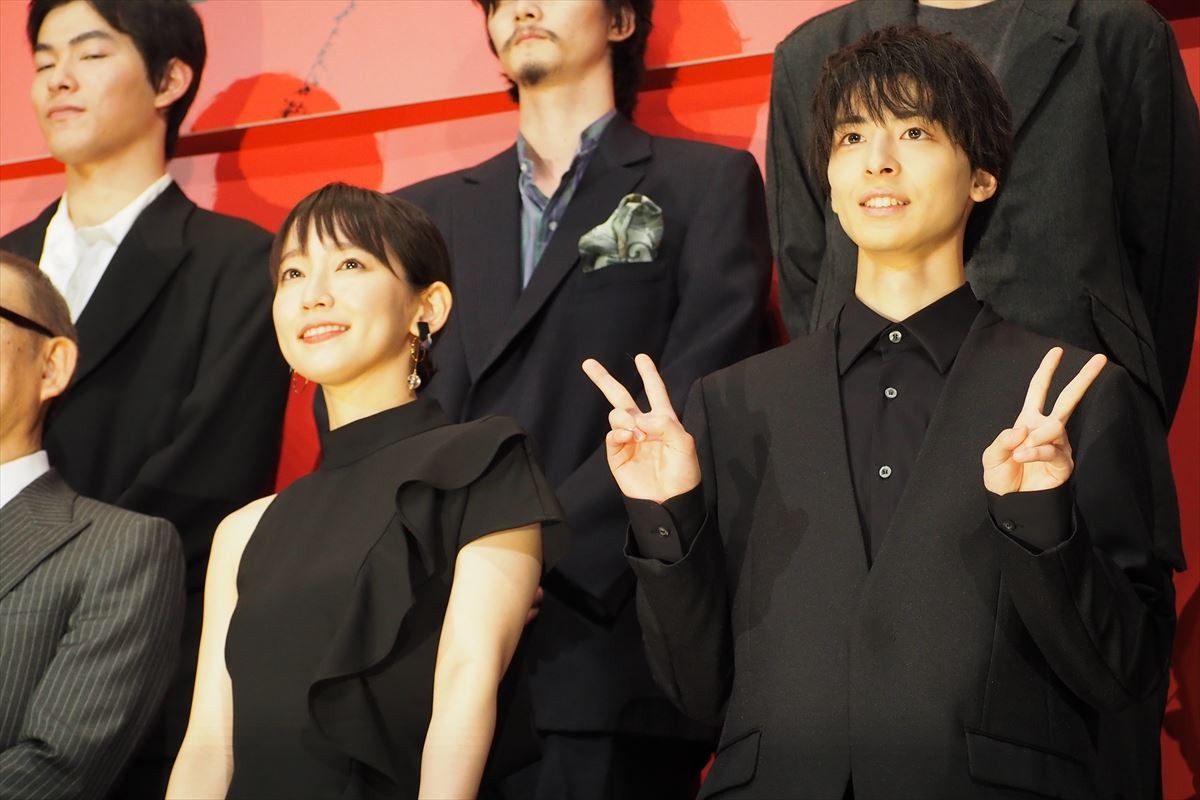 吉岡里帆＆高杉真宙、共演“犬”がマイクを狙うハプニングに爆笑