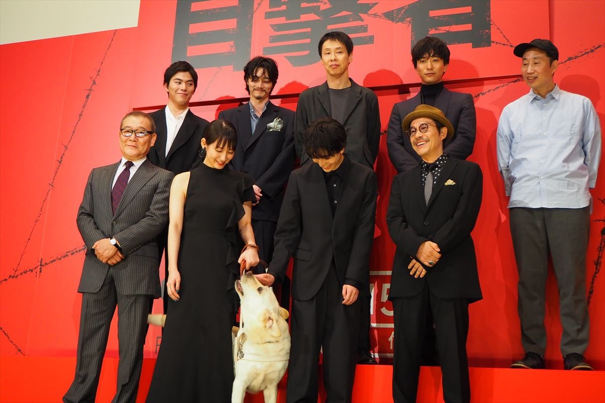 吉岡里帆＆高杉真宙、共演“犬”がマイクを狙うハプニングに爆笑