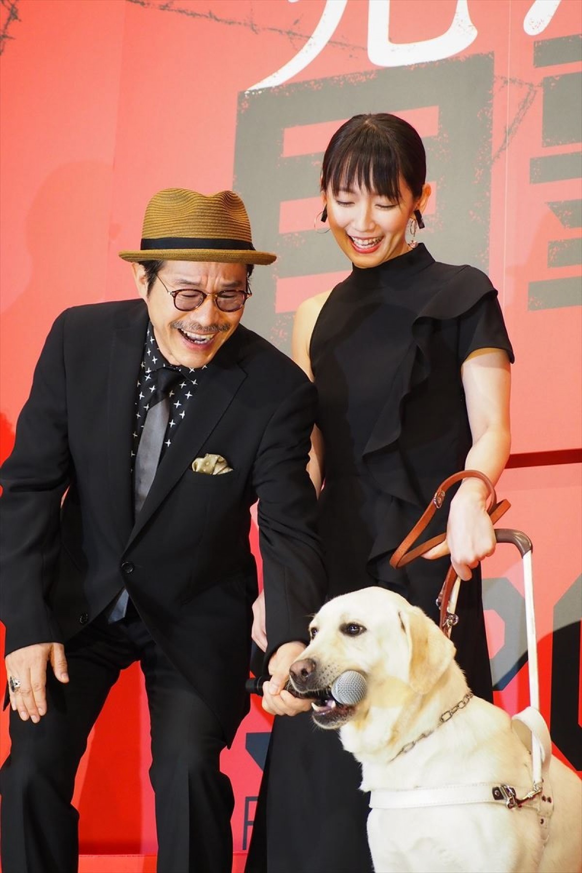 吉岡里帆＆高杉真宙、共演“犬”がマイクを狙うハプニングに爆笑