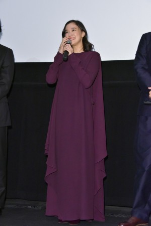 映画『宮本から君へ』完成披露舞台挨拶に登場した蒼井優