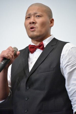 映画『宮本から君へ』完成披露舞台挨拶に登場した一ノ瀬ワタル