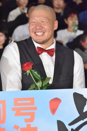 映画『宮本から君へ』完成披露舞台挨拶に登場した一ノ瀬ワタル