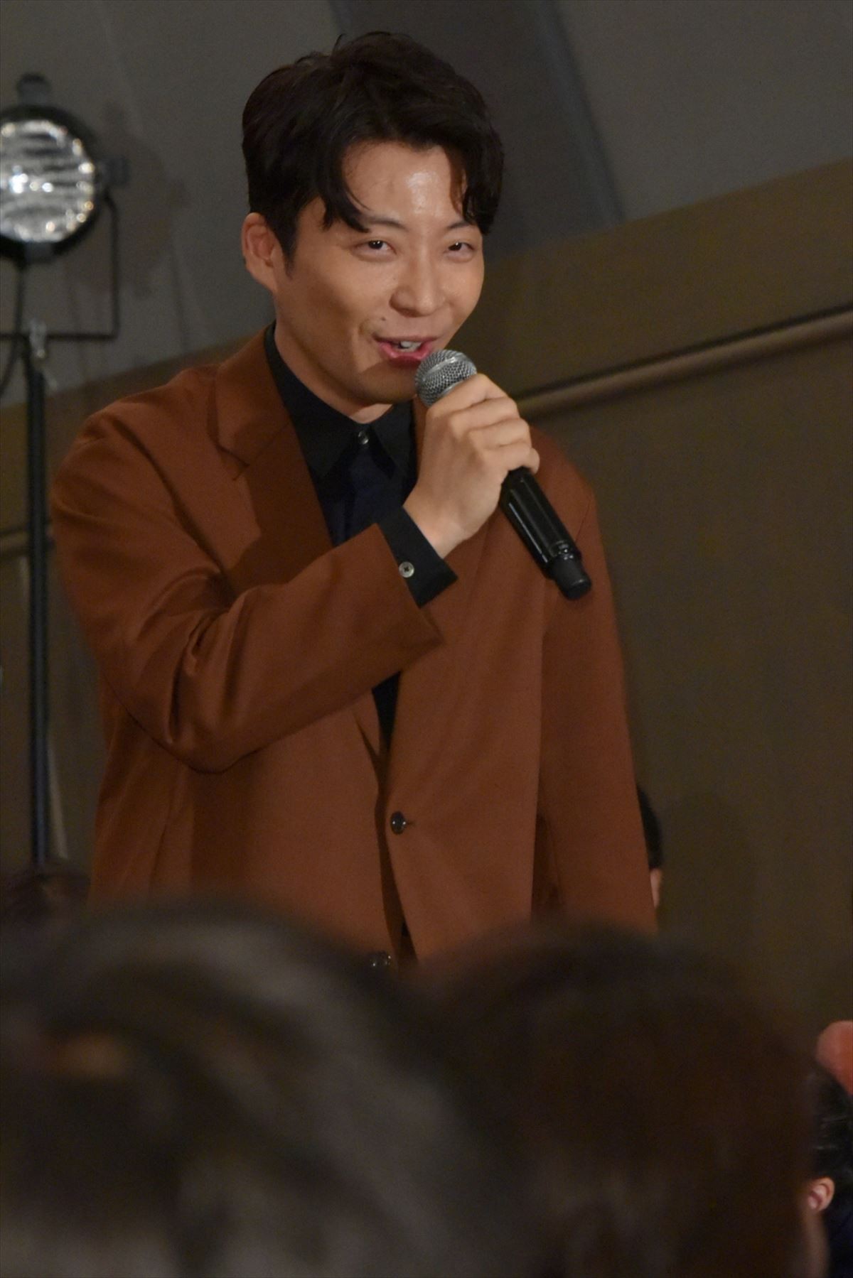 星野源、主演映画イベントにサプライズ登場！ 観客喜びの悲鳴