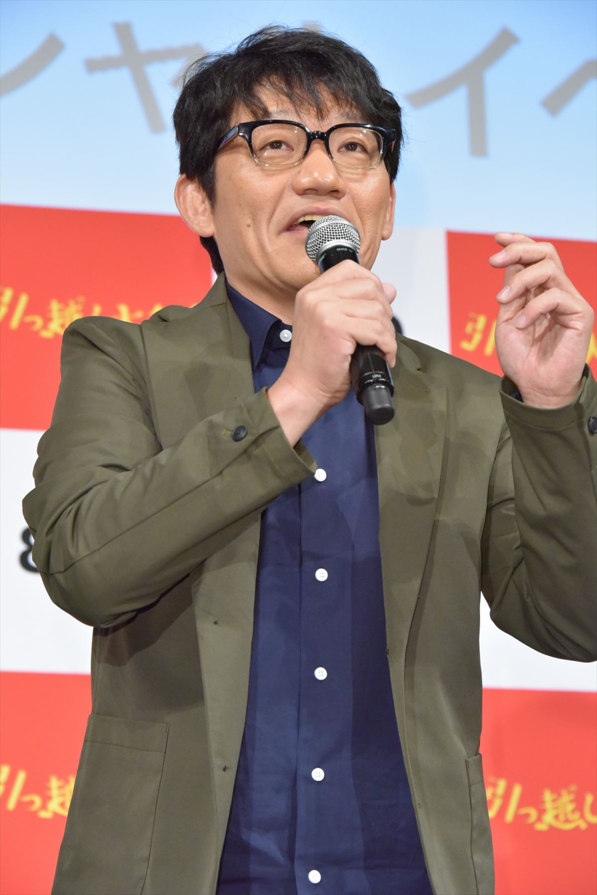 星野源、主演映画イベントにサプライズ登場！ 観客喜びの悲鳴