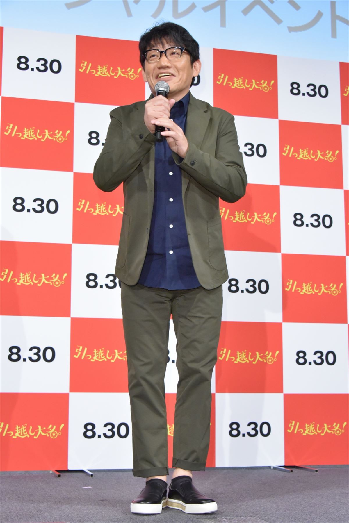 星野源、主演映画イベントにサプライズ登場！ 観客喜びの悲鳴