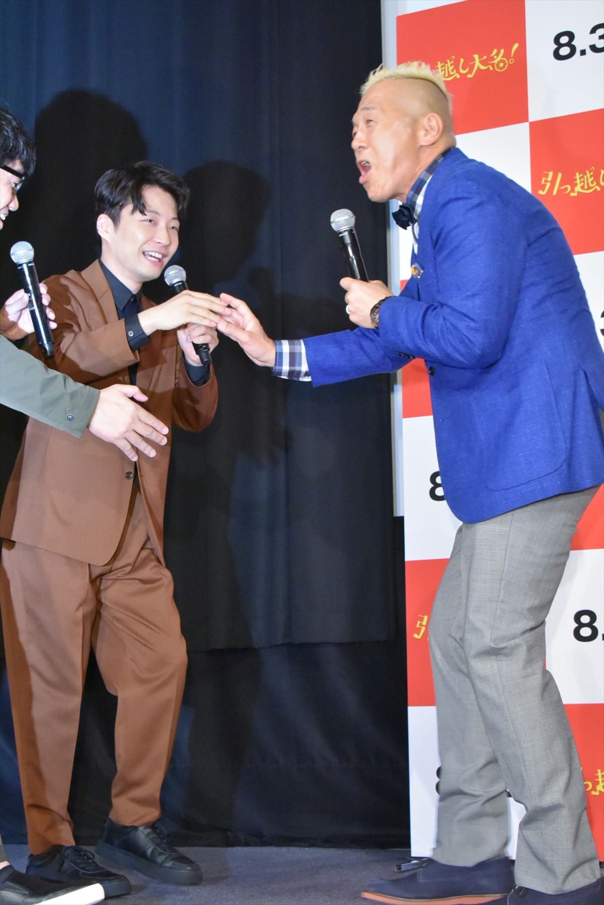 星野源、主演映画イベントにサプライズ登場！ 観客喜びの悲鳴