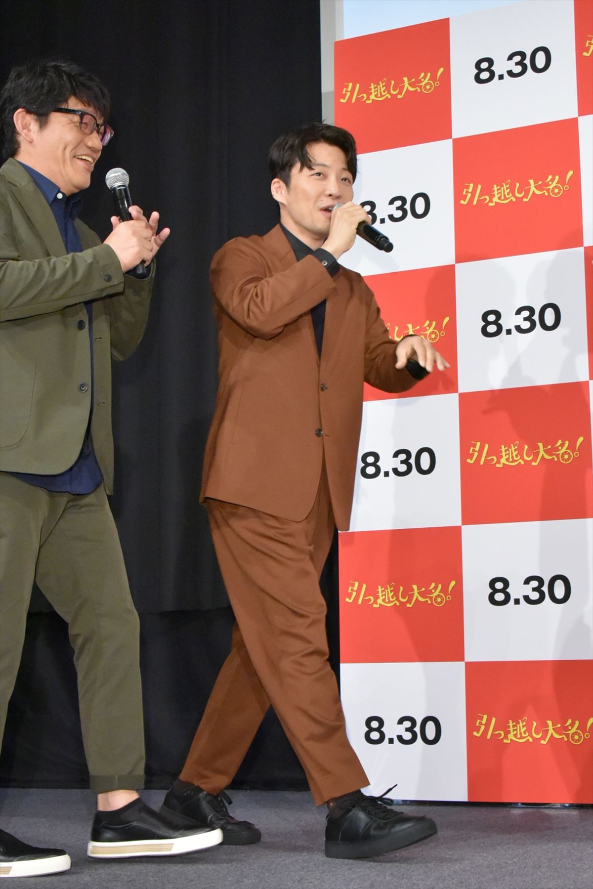 星野源、主演映画イベントにサプライズ登場！ 観客喜びの悲鳴