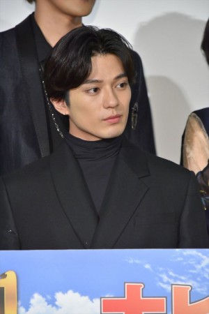 新田真剣佑、映画『二ノ国』公開記念舞台挨拶に登場
