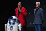 （左から）R2‐D2、ビリー・ディー・ウィリアムズ、アンソニー・ダニエルズ、「D23 Expo 2019」に登場