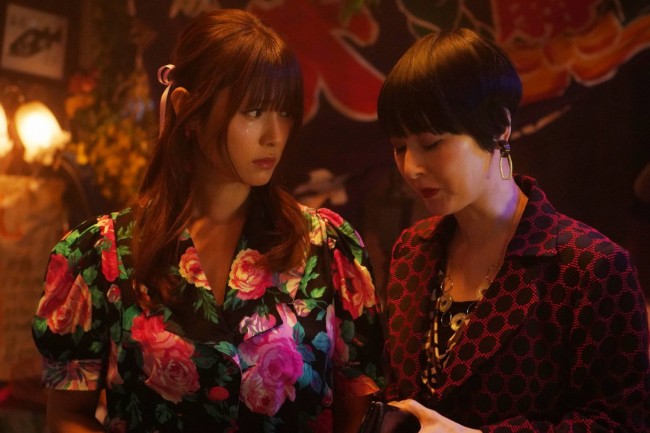 『ルパンの娘』第8話場面写真（左から）深田恭子、遠野なぎこ