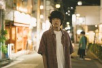 映画『街の上で』で主演を務める若葉竜也の場面写真