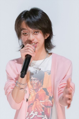 『タロウのバカ』完成披露上映会に登場したYOSHI