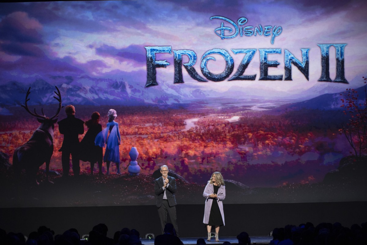 ディズニーファンイベント“D23 EXPO”でのクリス・バックとジェニファー・リー両監督