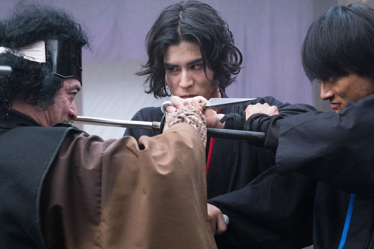 寛一郎×結木滉星、迫力のバトルシーン解禁『下忍 赤い影』予告＆ポスター到着