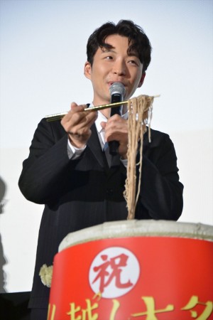 映画『引っ越し大名！』初日舞台挨拶に登場した星野源
