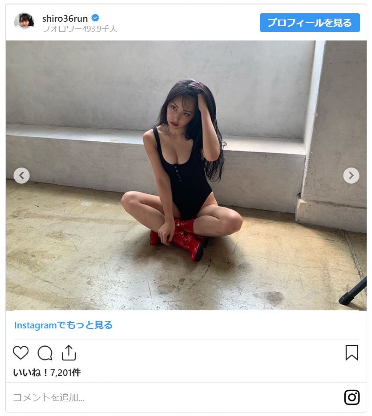 白間美瑠、水着＆ブーツで挑発的な表情…胸元あらわの“女王様”風ショット