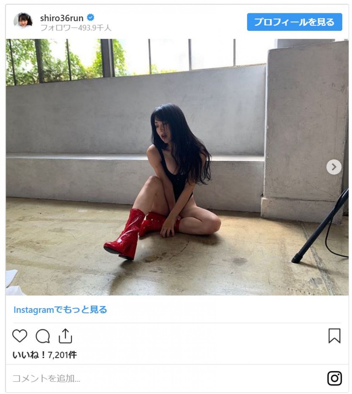 白間美瑠、水着＆ブーツで挑発的な表情…胸元あらわの“女王様”風ショット