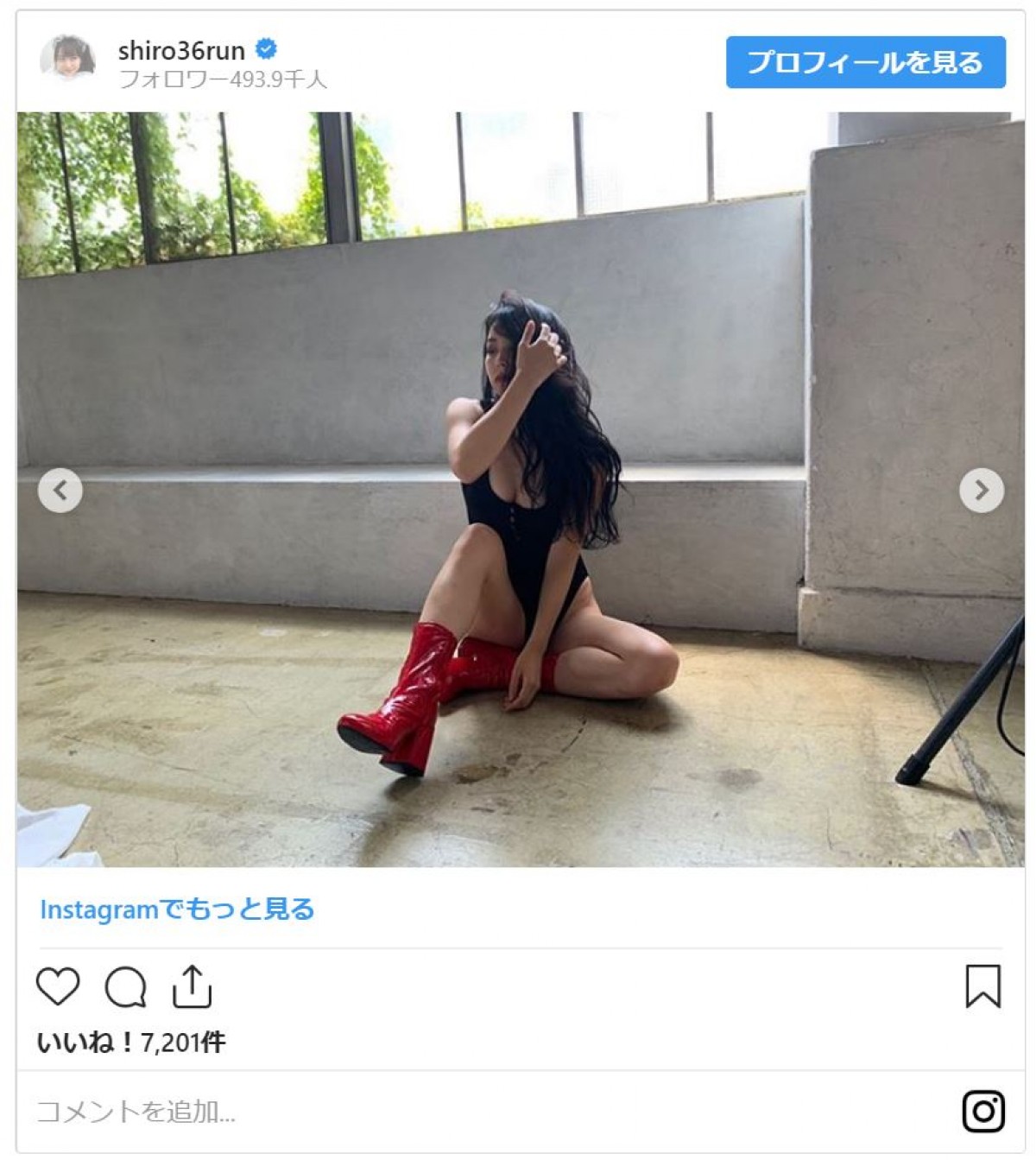 白間美瑠、水着＆ブーツで挑発的な表情…胸元あらわの“女王様”風ショット
