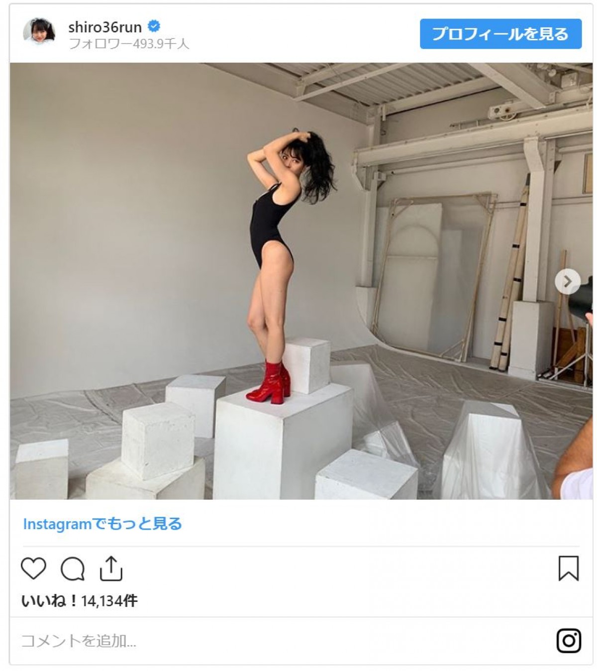 白間美瑠、水着＆ブーツで挑発的な表情…胸元あらわの“女王様”風ショット