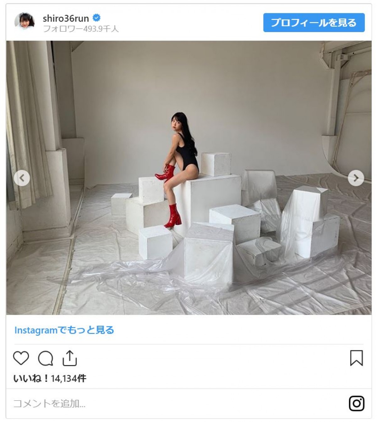 白間美瑠、水着＆ブーツで挑発的な表情…胸元あらわの“女王様”風ショット
