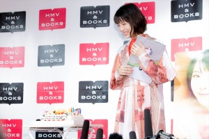 『浜辺美波 2020カレンダーブック』発売記念イベントに登場した浜辺美波