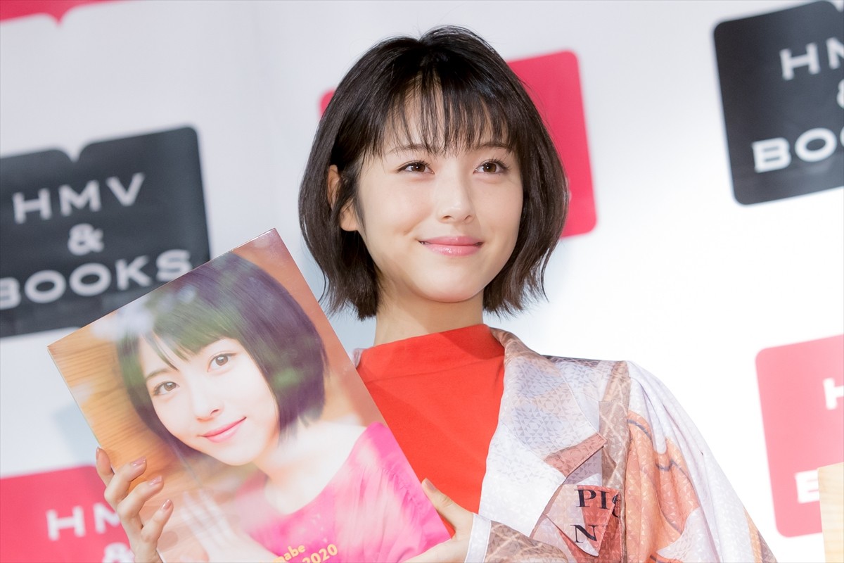 浜辺美波、カレンダーお気に入りカットは「キラキラを通り越してギラギラ」