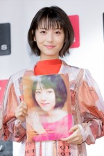 『浜辺美波 2020カレンダーブック』発売記念イベントに登場した浜辺美波