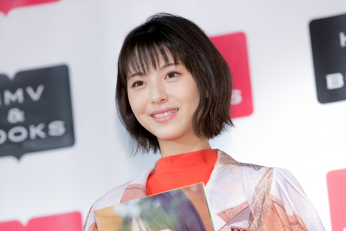浜辺美波、カレンダーお気に入りカットは「キラキラを通り越してギラギラ」