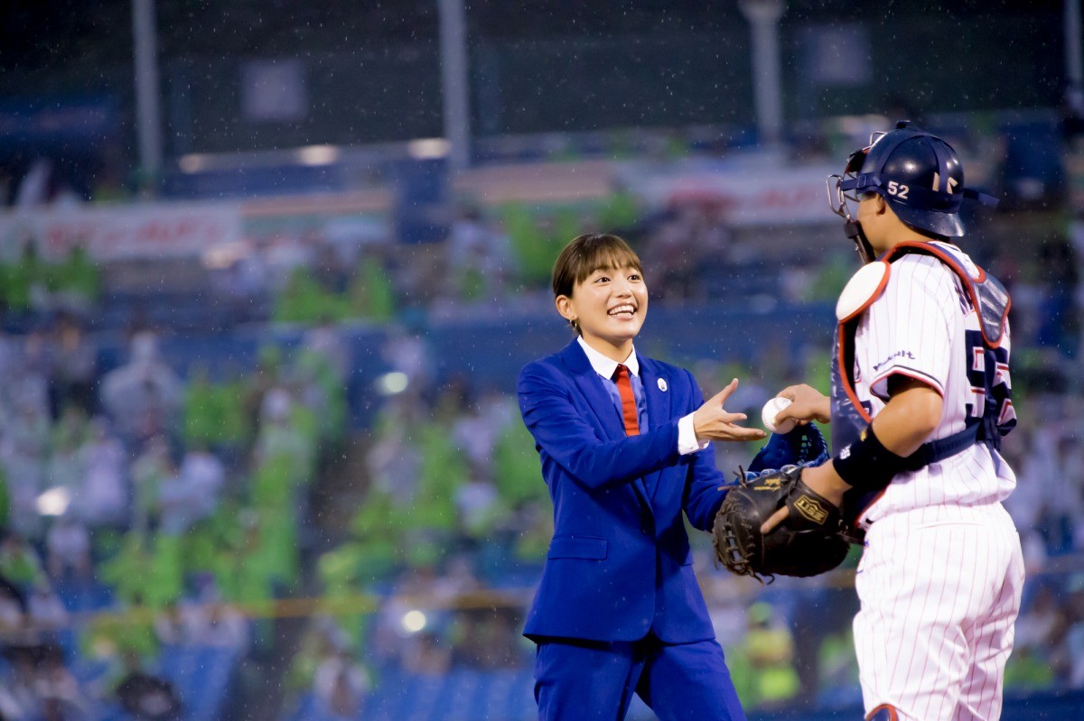 川口春奈がノーバン始球式　5年越しのリベンジ果たす