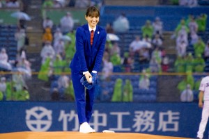『腸から健康に！シンバイオティクス ヤクルト W ナイター』始球式に登場した川口春奈