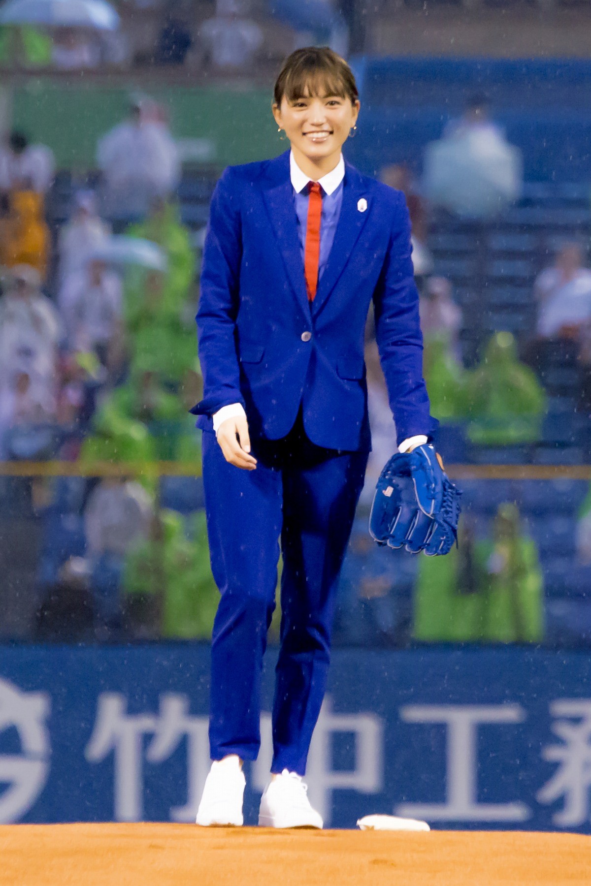 川口春奈がノーバン始球式　5年越しのリベンジ果たす