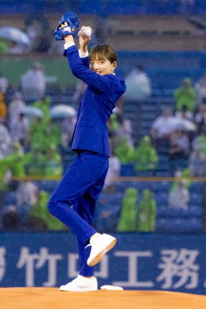 『腸から健康に！シンバイオティクス ヤクルト W ナイター』始球式に登場した川口春奈