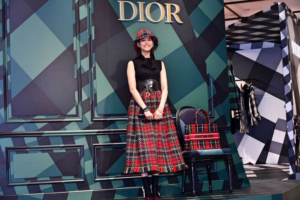 新木優子、ディオールコーデで新宿に登場　シースルードレスで美脚も
