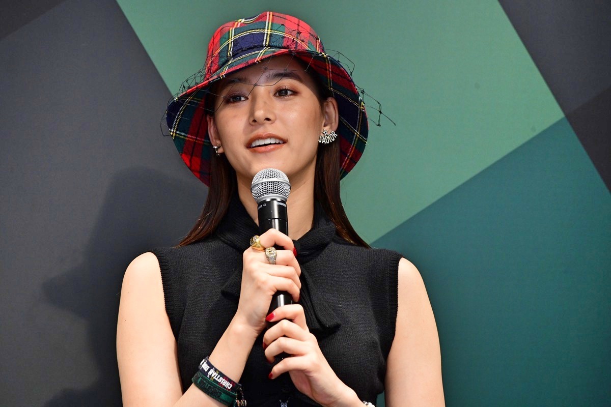 新木優子、ディオールコーデで新宿に登場　シースルードレスで美脚も